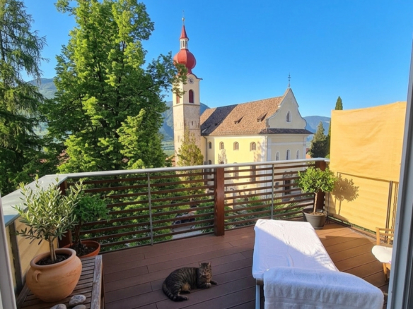 In affitto trilocale duplex con ampia terrazza in zona tranquilla Nalles – Via Schwanburg