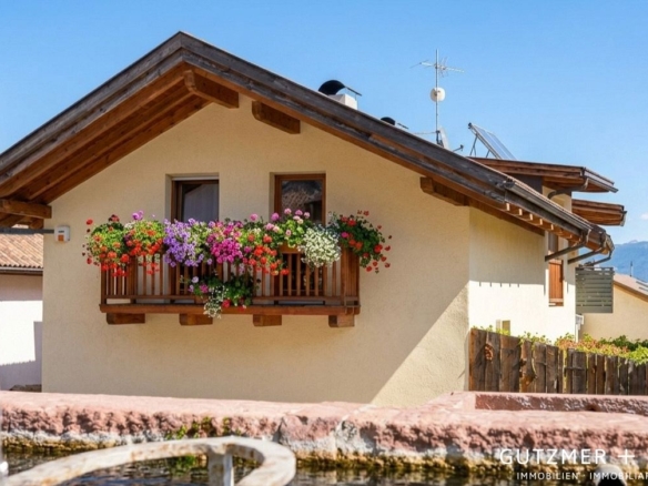 Villetta (metà di villa bifamiliare)  SENZA CONVENZIONAMENTO in Vendita a Caldaro sulla strada del vino (BZ) . Alto Adige