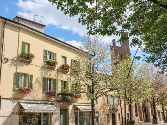 La “Casa del Dottore”  Palazzetto storico del 1880 in pieno centro storico Corso del Popolo . Rovigo . Veneto .