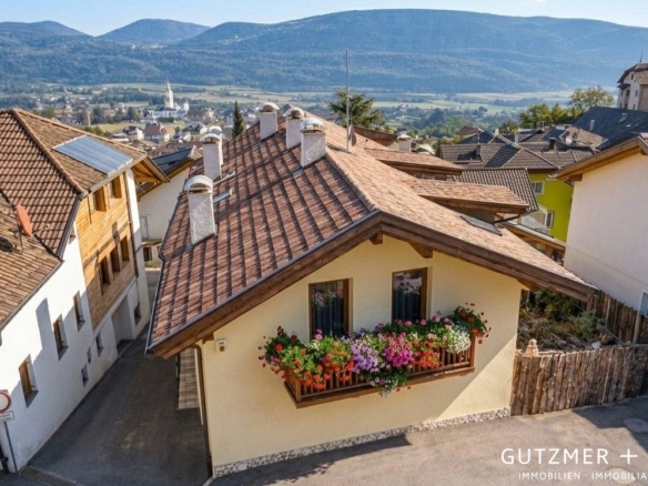 Villetta (metà di villa bifamiliare)  SENZA CONVENZIONAMENTO in Vendita a Caldaro sulla strada del vino (BZ) . Alto Adige
