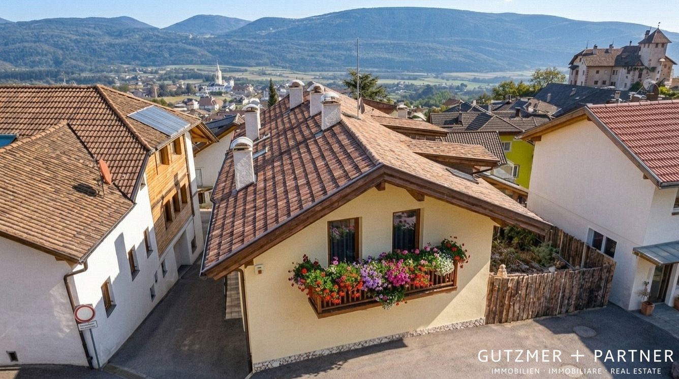 Villetta (metà di villa bifamiliare)  SENZA CONVENZIONAMENTO in Vendita a Caldaro sulla strada del vino (BZ) . Alto Adige