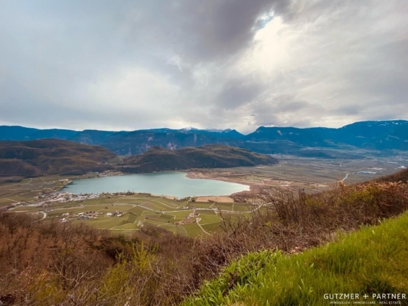 Villetta (metà di villa bifamiliare)  SENZA CONVENZIONAMENTO in Vendita a Caldaro sulla strada del vino (BZ) . Alto Adige