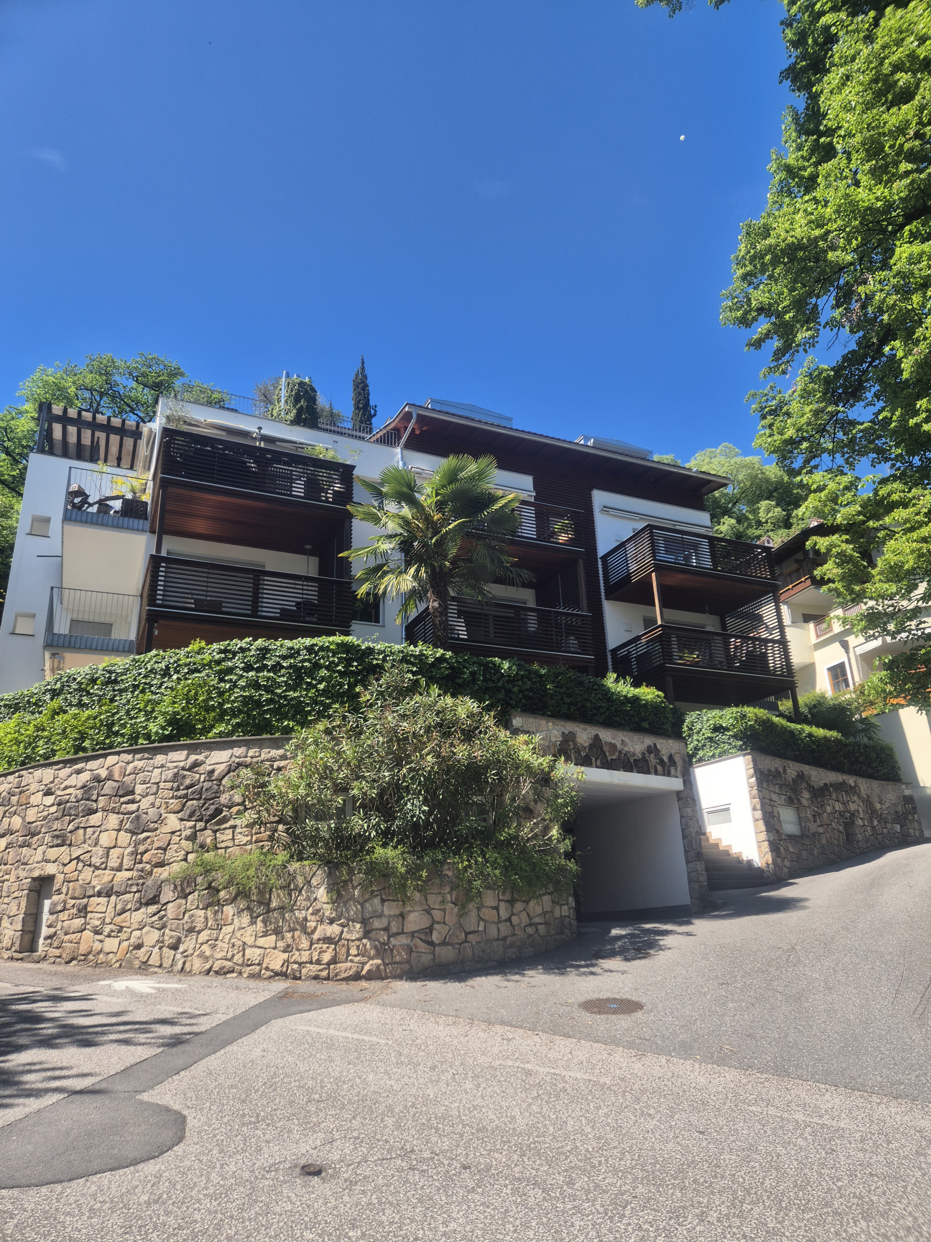 In affitto trilocale duplex con ampia terrazza in zona tranquilla Nalles – Via Schwanburg