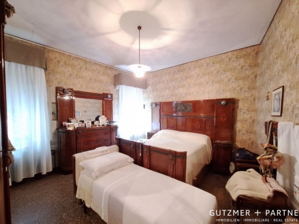 La “Casa del Dottore”  Palazzetto storico del 1880 in pieno centro storico Corso del Popolo . Rovigo . Veneto .