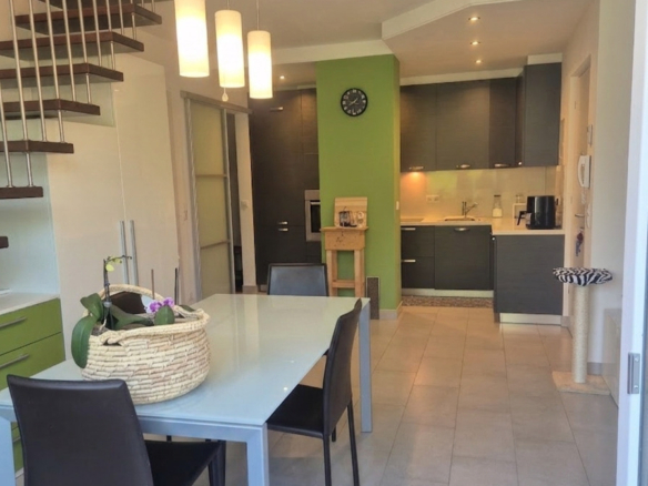 In affitto trilocale duplex con ampia terrazza in zona tranquilla Nalles – Via Schwanburg