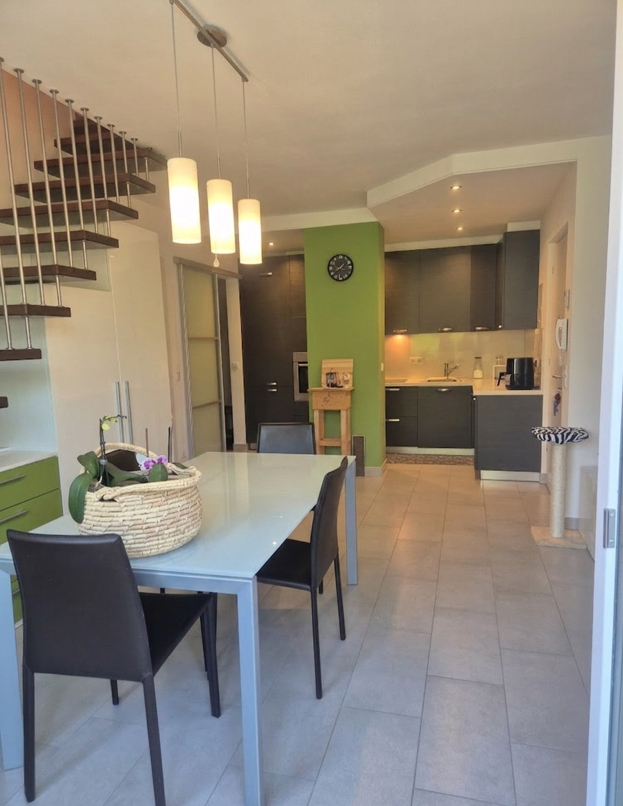 In affitto trilocale duplex con ampia terrazza in zona tranquilla Nalles – Via Schwanburg