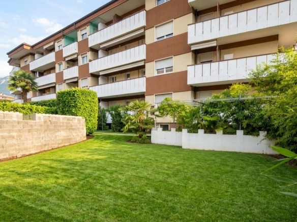 Exclusive 5-room apartment with a stunning private garden  Merano, Via Piave