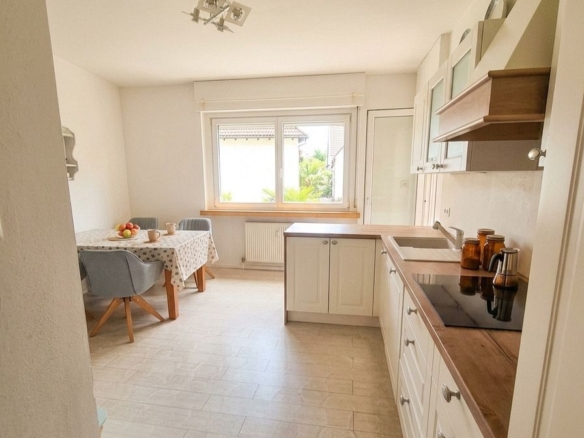 Exclusive 5-room apartment with a stunning private garden  Merano, Via Piave