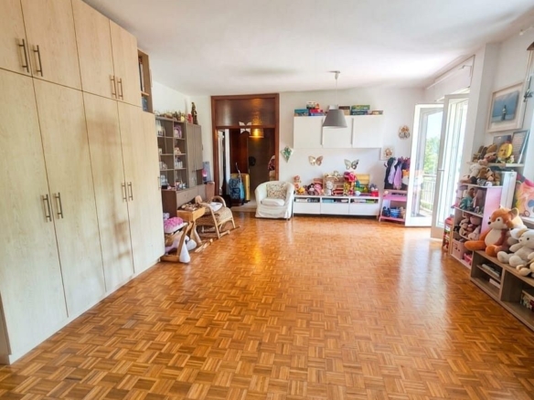 Exclusive 5-room apartment with a stunning private garden  Merano, Via Piave