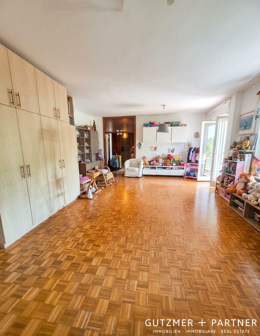 Exclusive 5-room apartment with a stunning private garden  Merano, Via Piave