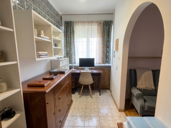 Exclusive 5-room apartment with a stunning private garden  Merano, Via Piave