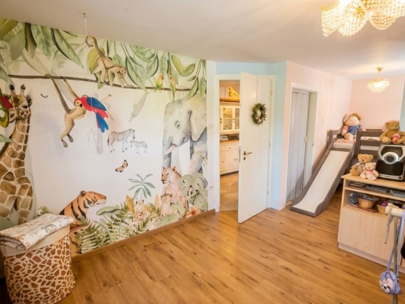 Exclusive 5-room apartment with a stunning private garden  Merano, Via Piave