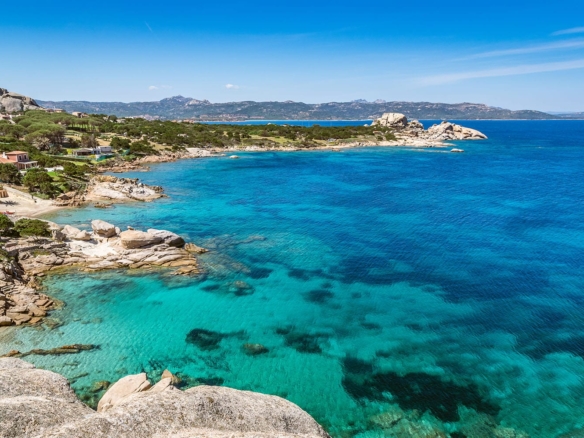 Straordinaria VILLA in Stile Sardo a Baja Sardinia con Vista Mare