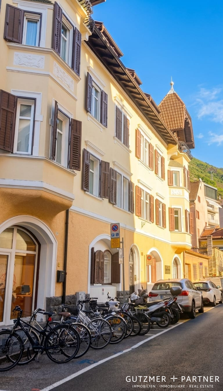 Beautiful, charming 5-room-apartment In a historic building Via Catinaccio, Bolzano, historic center