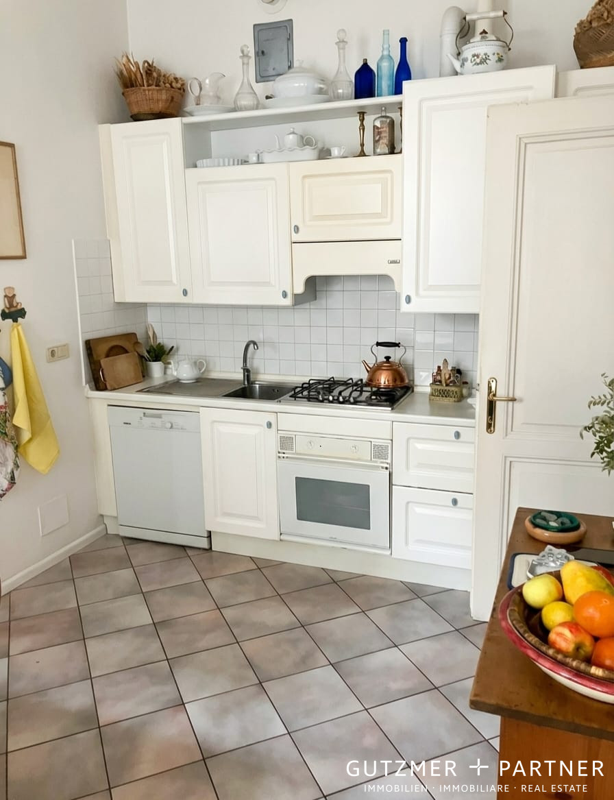 Beautiful, charming 5-room-apartment In a historic building Via Catinaccio, Bolzano, historic center