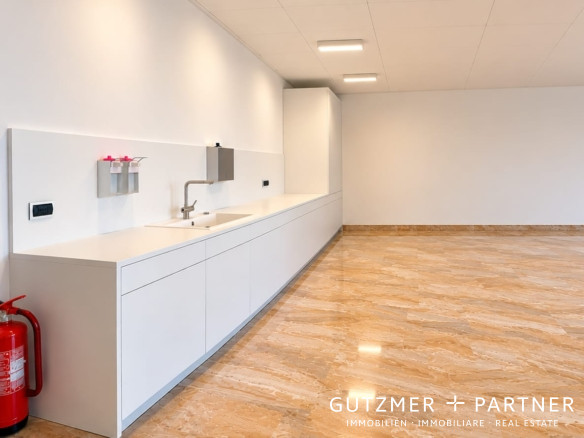 Bolzano . Via Orazio (fronte Tribunale) UFFICIO / STUDIO / AMBULATORIO MEDICO