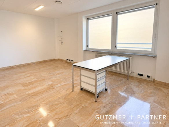 Bolzano . Via Orazio (fronte Tribunale) UFFICIO / STUDIO / AMBULATORIO MEDICO